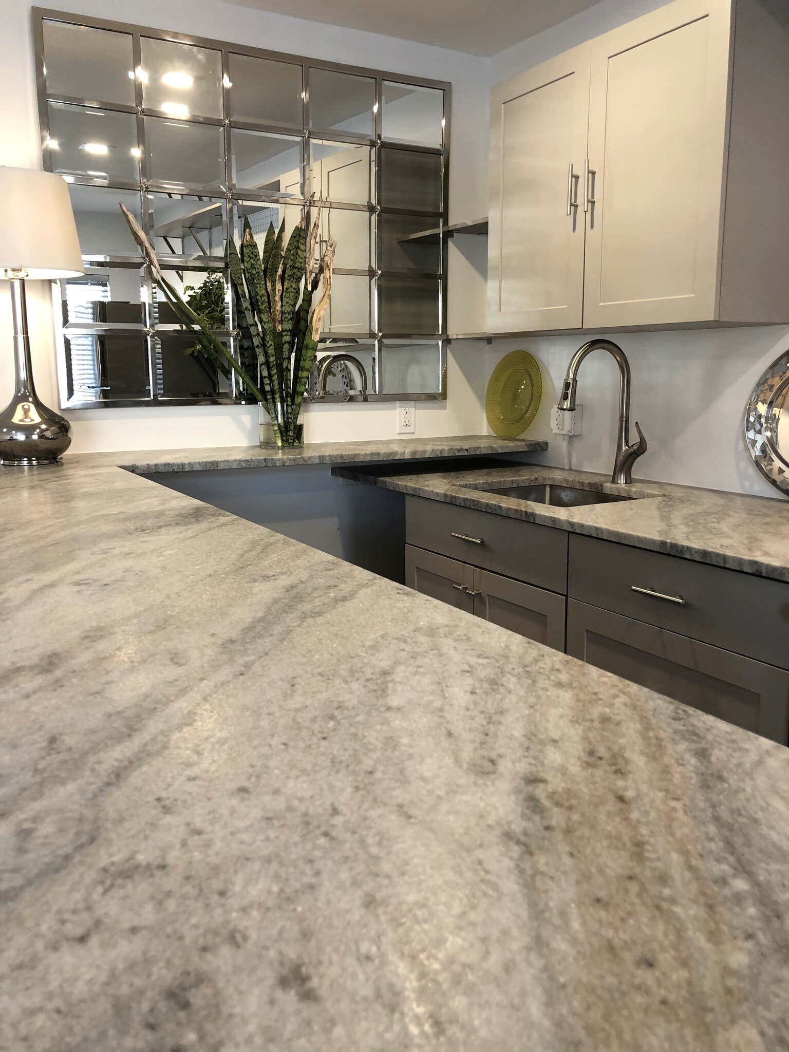 Quartz surround kitchen, decorator mirror - 1810 E Oakland Park Blvd