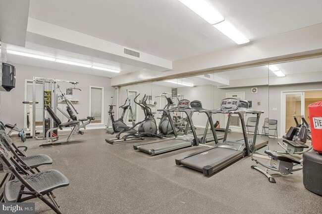 Building Photo - 3450 Toledo Terrace