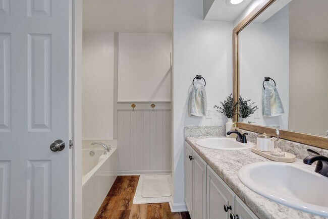 Building Photo - 3 bedroom 2.5 bath with bonus room in Lega...