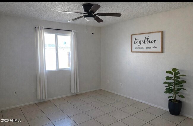 Building Photo - 2022 W Eugie Ave