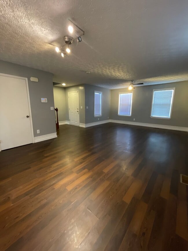 Building Photo - Introducing a stunning three-bedroom, two and a half bathroom home for rent in Columbus, OH!