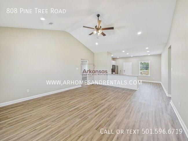 Building Photo - 808 Pine Tree Rd