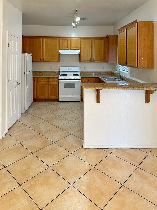 Building Photo - Large 4 bedroom home with Den - Corner lot...