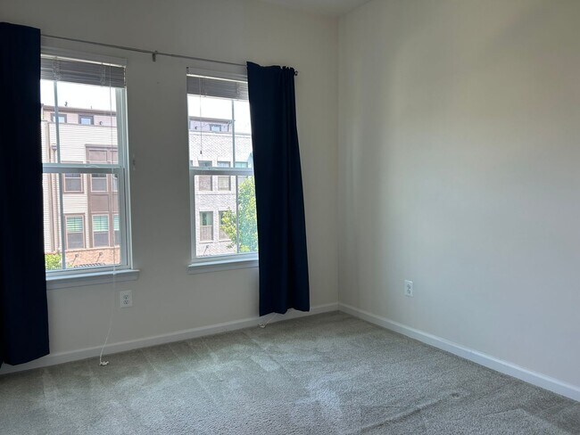 Building Photo - 4 level townhome in Westmoore ready for mo...