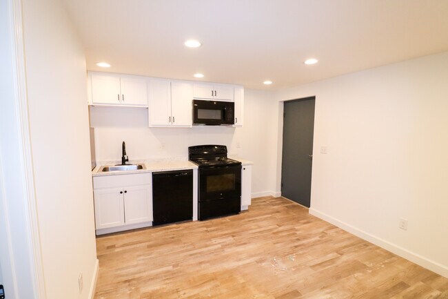 Building Photo - 6115-6126 Plymouth Avenue