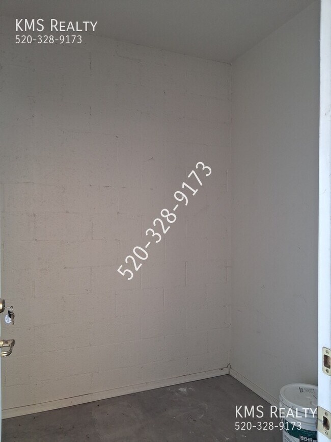 Building Photo - 2867 N Tolman Dr