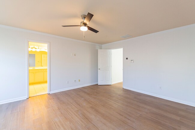 Building Photo - Charming 3bd Townhome