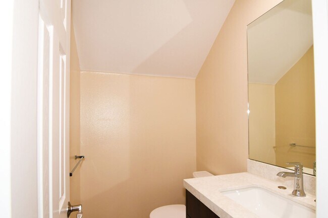 Building Photo - 571 Moss St