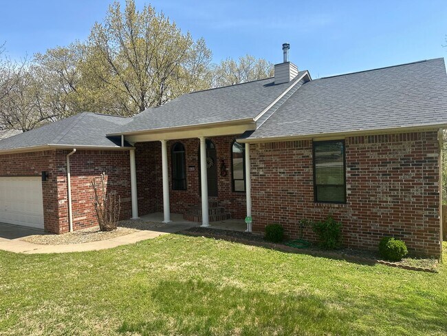 Building Photo - 2203 Stout Dr