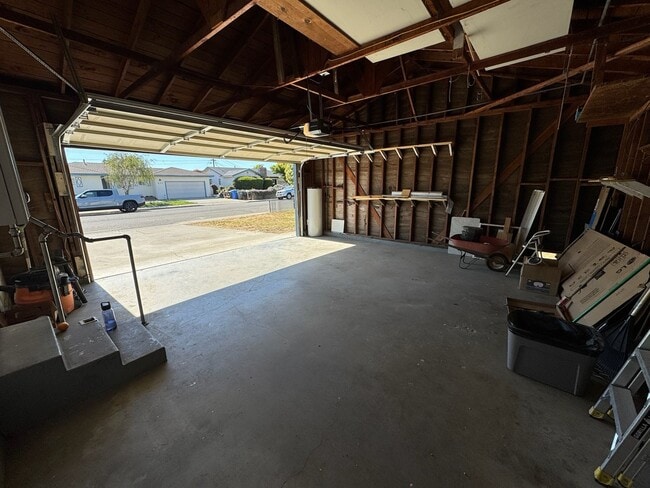 Building Photo - 870 Pearl Dr