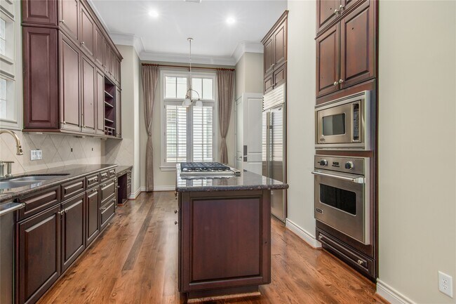Building Photo - 2419 Brazoria St