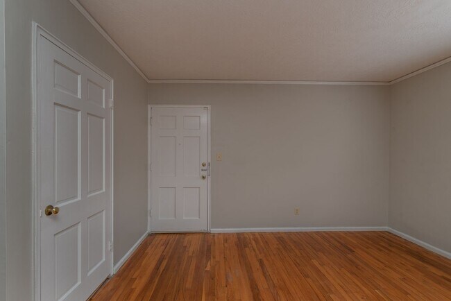 Building Photo - 2 bed/1 bath apartment for rent in Summerville, in-unit washer & dryer!