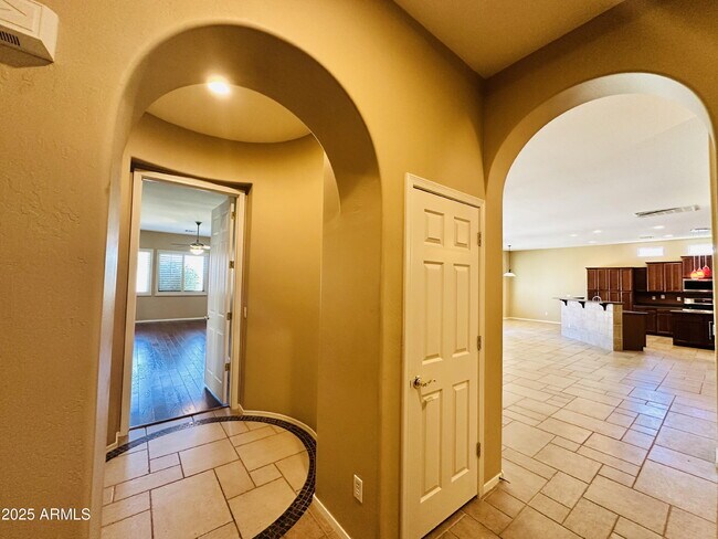Building Photo - 2720 E Hazeltine Way