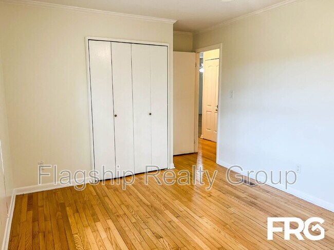 Building Photo - 466 Circle Dr