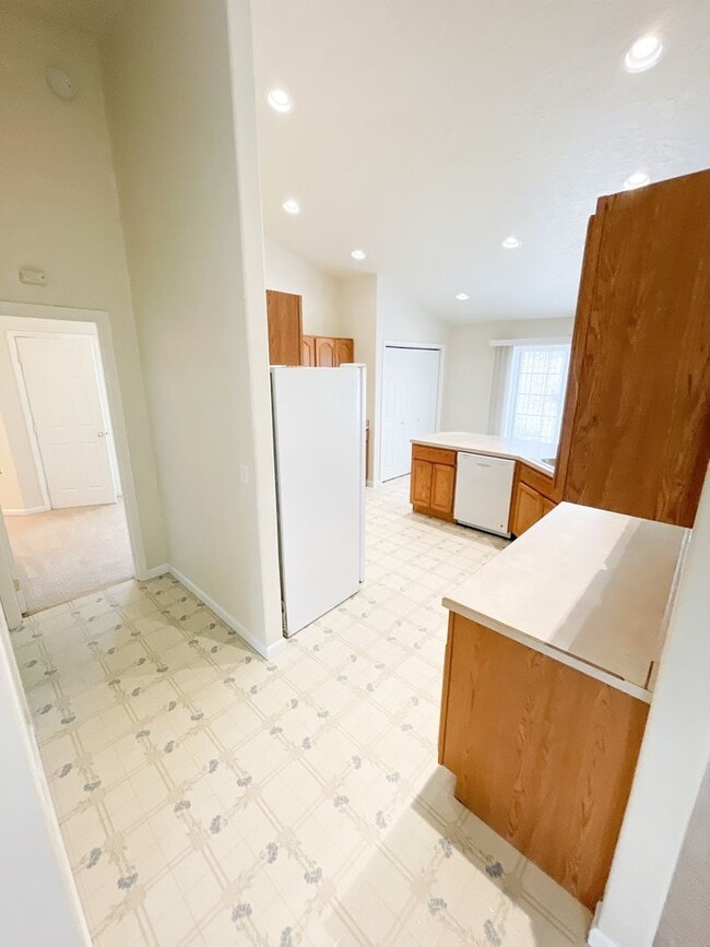 Building Photo - Spacious open floor plan in North Hills