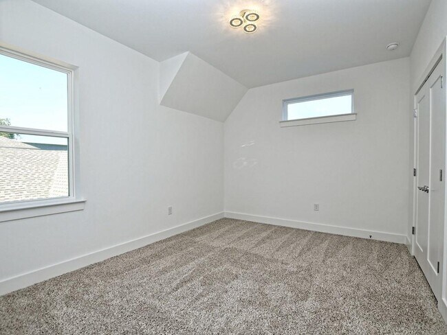 Building Photo - 402 Zennia St