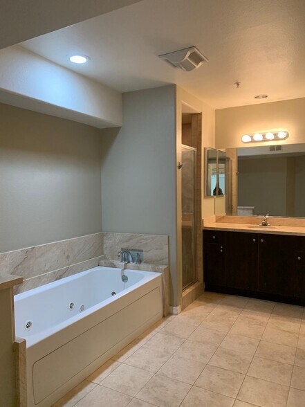 master bath - 1537 S Holt Ave