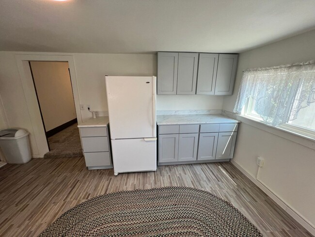 Building Photo - 2 Bed 1 Bath Newly Remodeled Home w/ Fence...