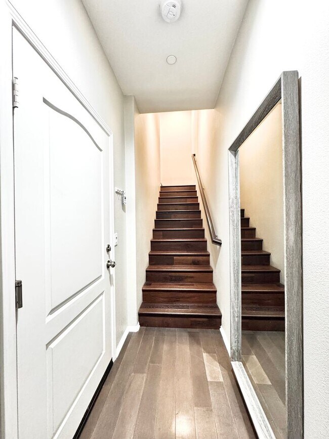 Building Photo - Newer Built Townhome with Solar in Gated Community! Pet-Friendly!