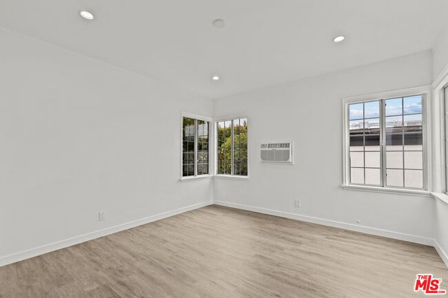 Building Photo - 544 1/2 N Genesee Ave