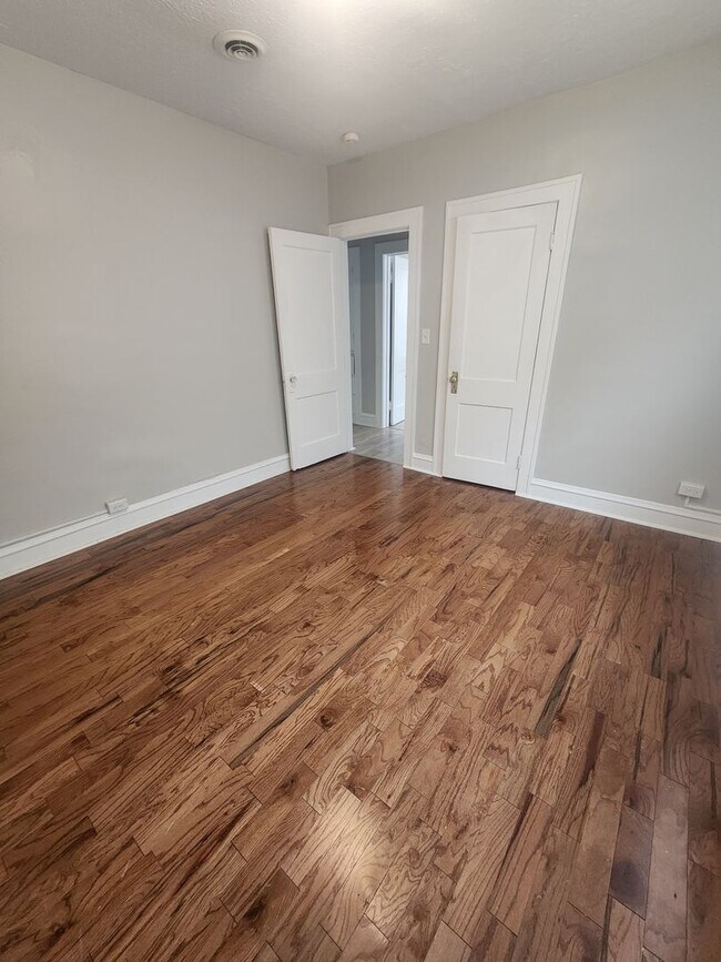 Building Photo - Two Bedroom in the heart of Old Brooklyn