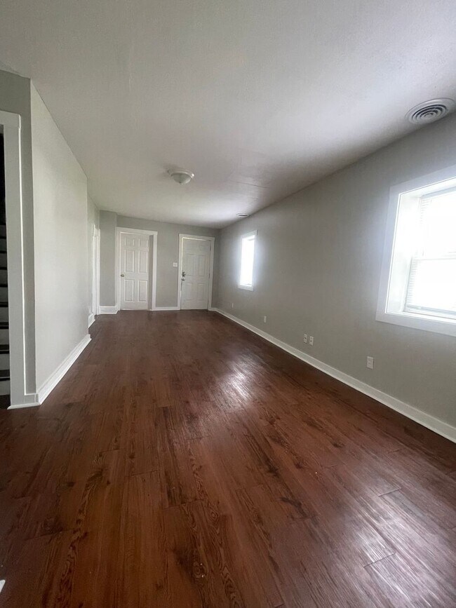 Building Photo - 301 E Memorial Dr