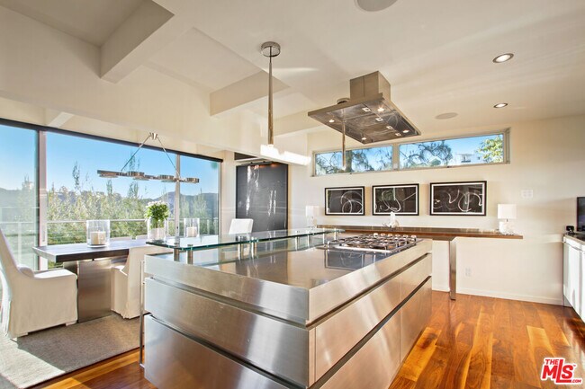 Building Photo - 9416 Beverlycrest Dr