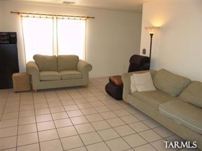 Building Photo - Eastside 3 Bedroom