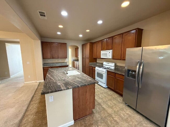 Building Photo - "Spacious 4-Bedroom Haven in Merced with 3 Full Baths & Elegant Granite Countertops!"