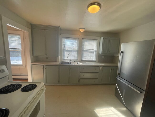 Building Photo - 2BR/1BA, WD Hookups, Parking!