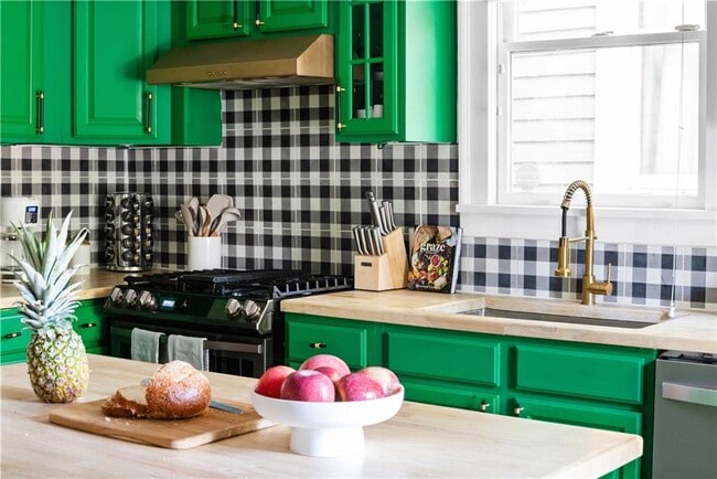 Building Photo - 720 Mollie St SE