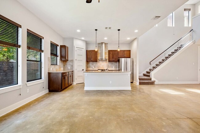 Building Photo - Stunning Modern Home in Desirable 78704 Ne...