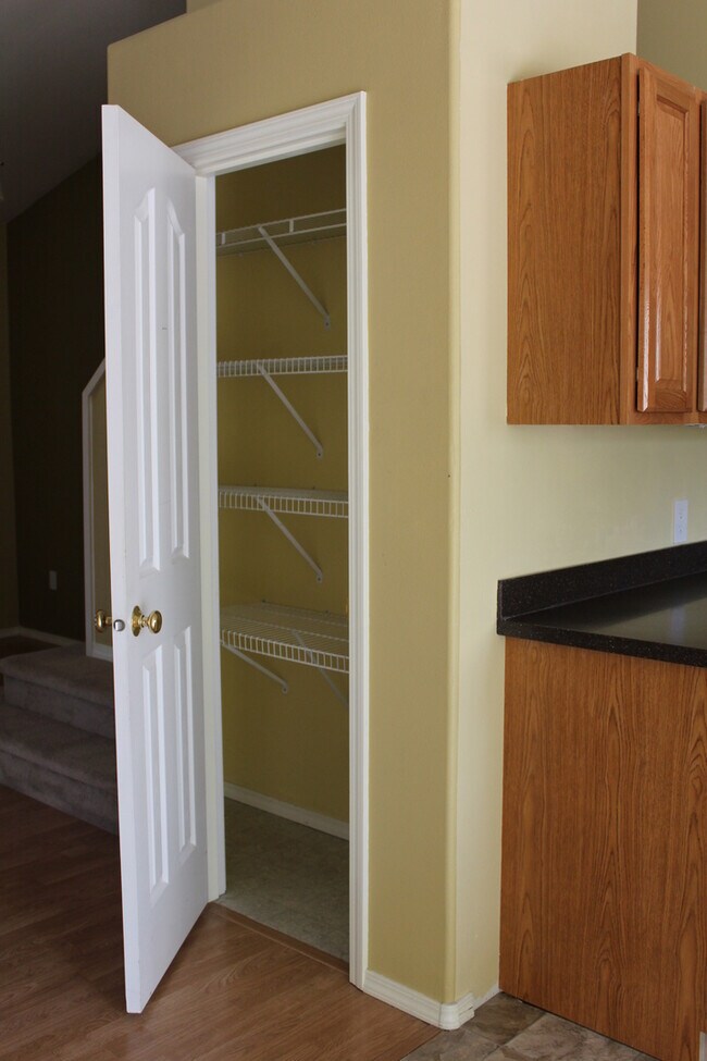Building Photo - NE 4 Bedroom, 3 Bath, Gas Fireplace/Heat, ...