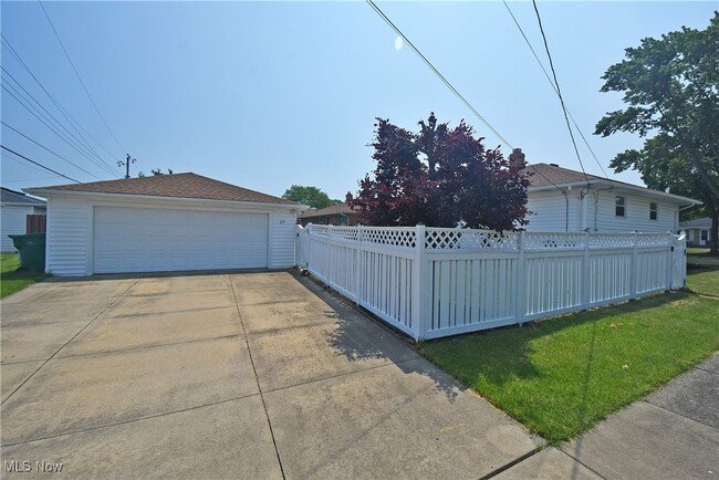 Building Photo - 37 E Meadowlawn Blvd