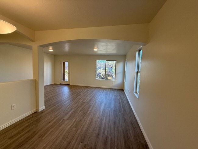 Building Photo - Remodeled Bluffview Townhome