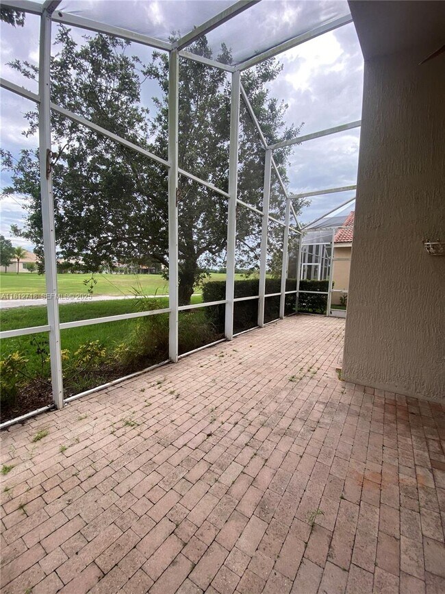 Building Photo - 639 Stanford Ln