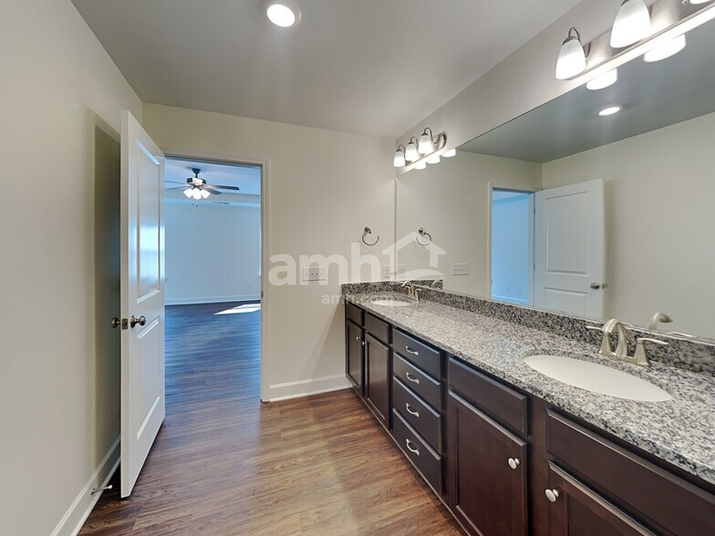 Building Photo - 828 Mary Beth Ct