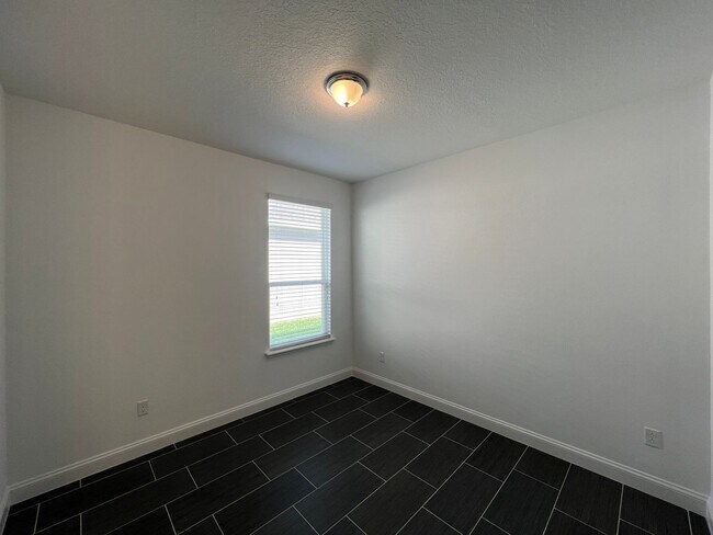Building Photo - Beautiful 4/3 Carter Hall Home!