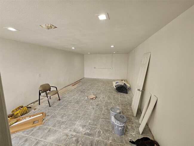 Building Photo - 2116 Lockwood Dr