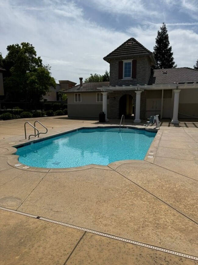 Building Photo - Gorgeous Natomas Condo