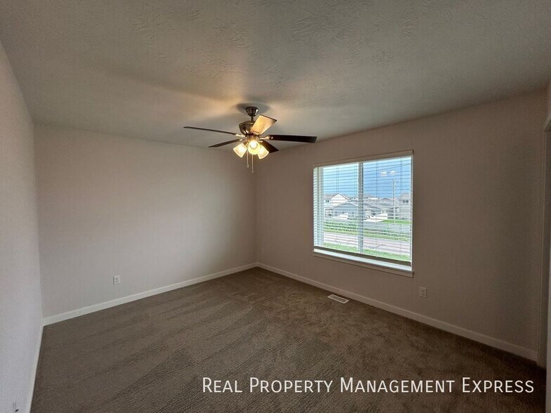 Building Photo - 2 Bedroom 1.5 Bathroom Home for Rent