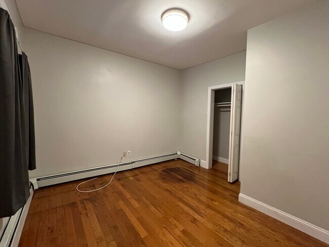 Building Photo - 42 Waugh St