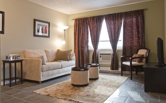 Living Room with ceramic tile flooring - 319 E Hillsdale