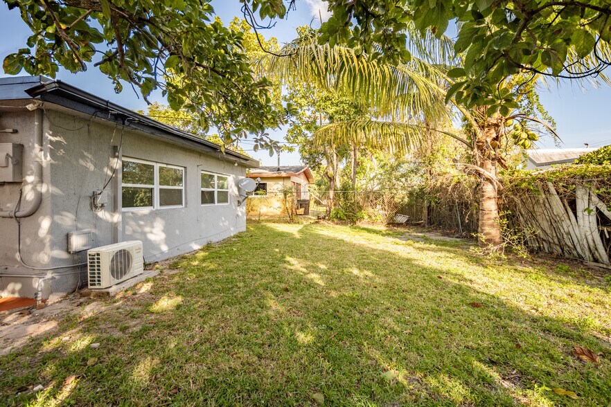 Building Photo - 3120 SW 12th Pl