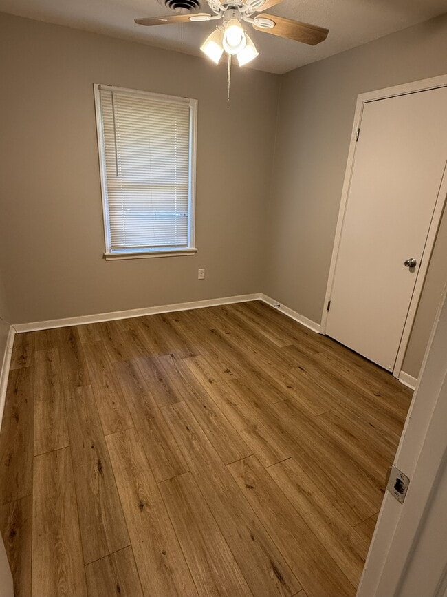 Building Photo - 8230 Elmbrook Dr