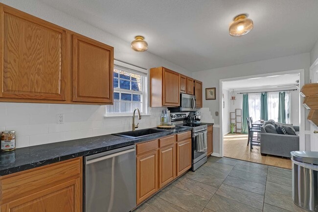 Building Photo - 220 Hinton Ave