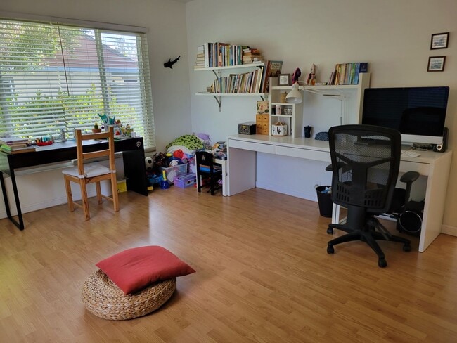 Building Photo - Centrally located 3 bedroom, 2 bathroom home.