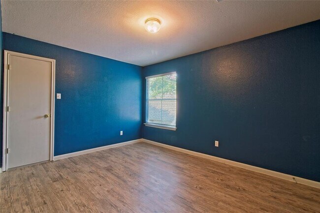 Building Photo - 8212 Fern Bluff Ave