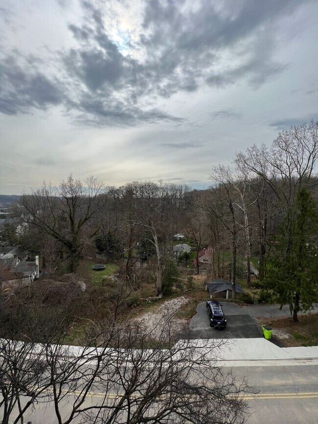 Building Photo - Stunning 2 bedroom and 3 Bathroom Townhome Style Condo / w Pool