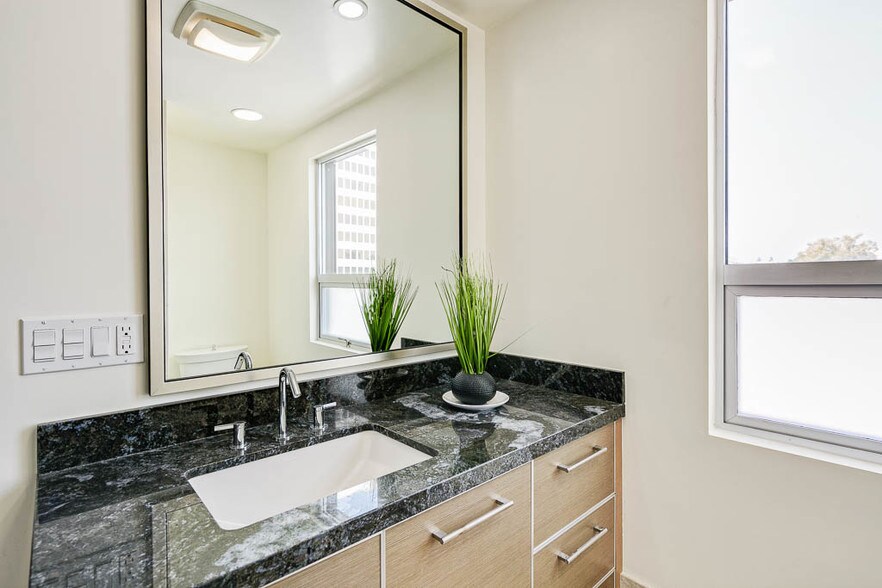 Building Photo - 257 S Hudson Ave